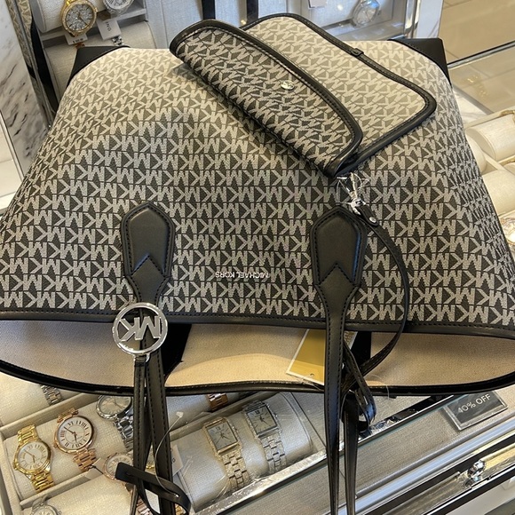 Michael Kors Eva Large Ombré Signature Logo Tote Bag
Black
NWT - Picture 14 of 16